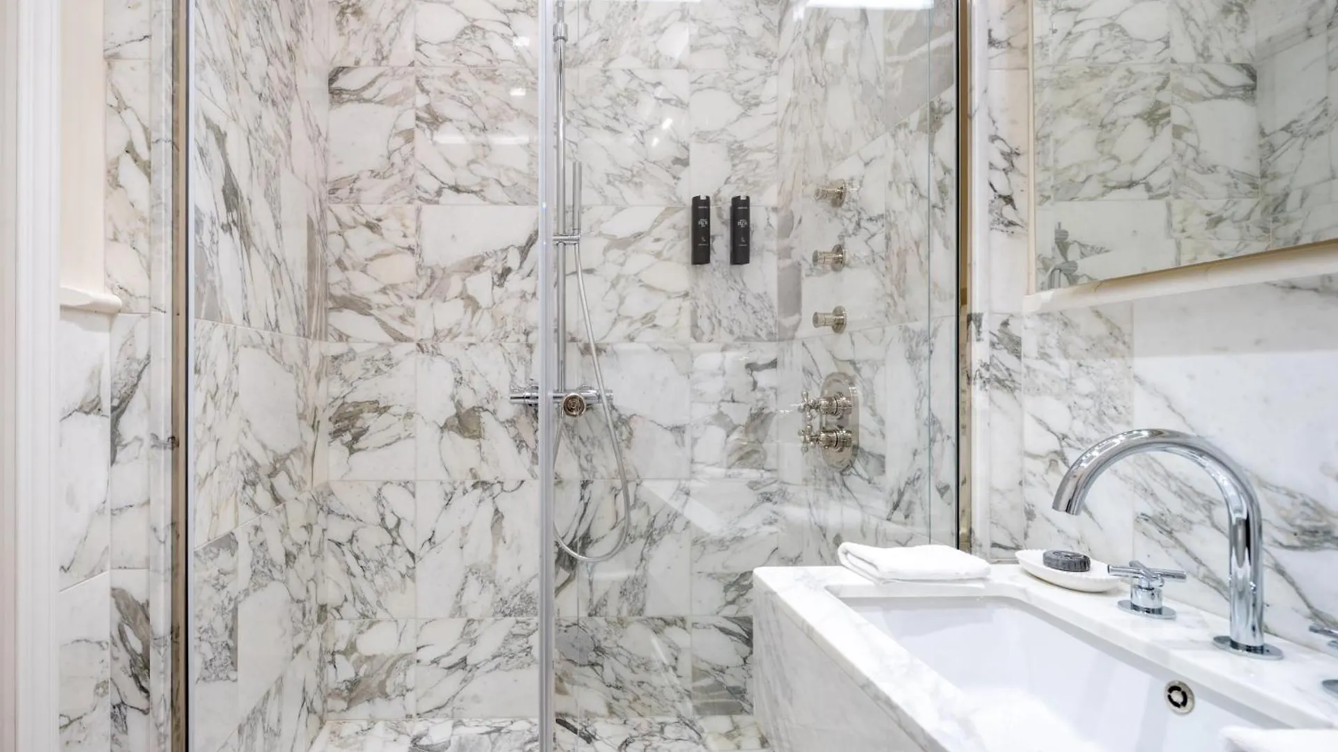 Corte Calzaiuoli Elegant Suites Флоренция Италия